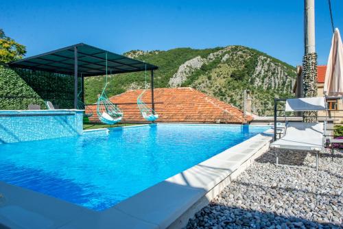 una piscina con vistas a la montaña en Apartments Golden View, en Kotor