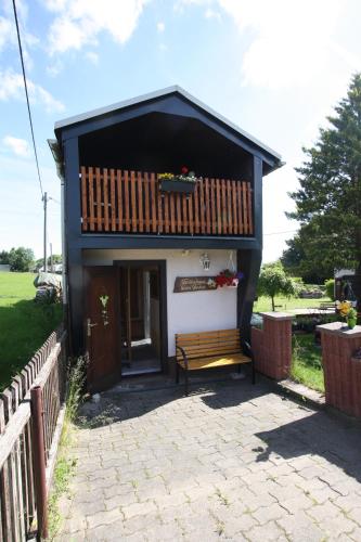 un petit bâtiment avec un banc devant lui dans l'établissement Ferienhaus beim Imker, à Marienberg