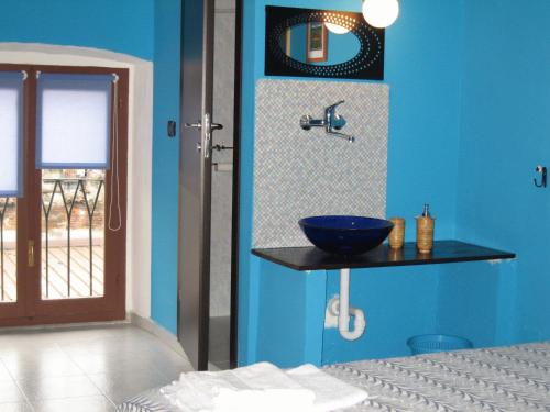 baño con lavabo y pared azul en B&B Piazza Vittorio, en Turín