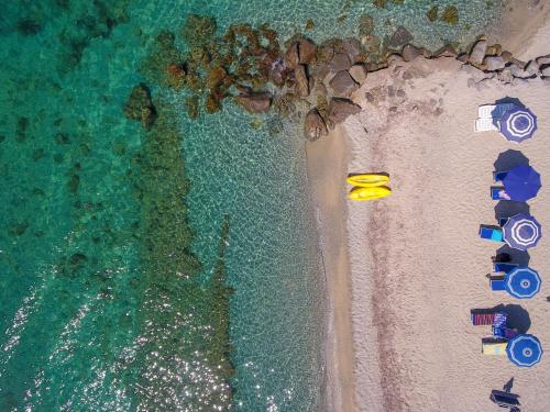 an overhead view of a beach with umbrellas and the ocean at Suite Hotel L'Oasi di Riaci in Santa Domenica