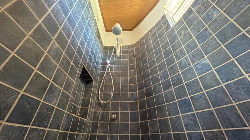 a bathroom with blue tiles on the wall at Oka Pousada Atins in Atins