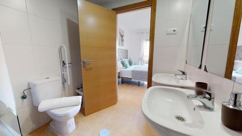 ein Badezimmer mit Toilette, Waschbecken und Spiegel in der Unterkunft Casa Espliego P-A Murcia Holiday Rentals Property in Torre-Pacheco