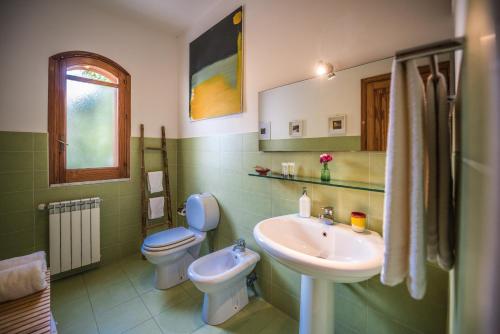 bagno con lavandino e servizi igienici di Villa Britannia a Taormina