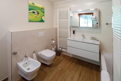 Ένα μπάνιο στο Hotel Villa Golf Cihelny