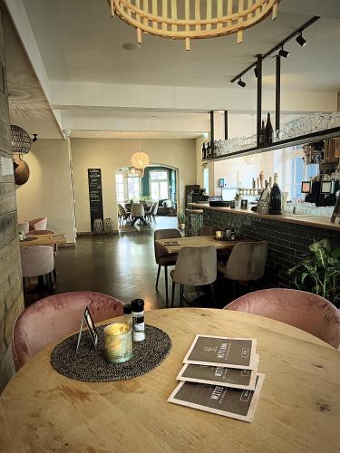 GrubbenvorstにあるIn de Witte Dame Hotel Bar Kitchen Apartmentsのテーブルと椅子とキッチンのある部屋