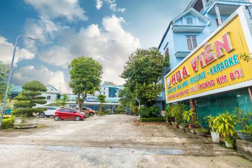 a building with a sign for a restaurant at Hoa Viên Hotel - Suối khoáng Kim Bôi in Hòa Bình
