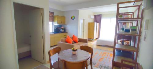 Η κουζίνα ή μικρή κουζίνα στο Studio with Privacy Balcony and NETFLIX at TimurBay Sea Front Residence