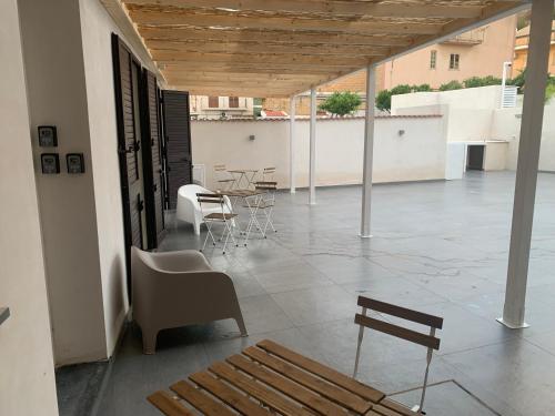 balkon z krzesłami i stołami w budynku w obiekcie Le Casuzze di Siculiana w mieście Siculiana