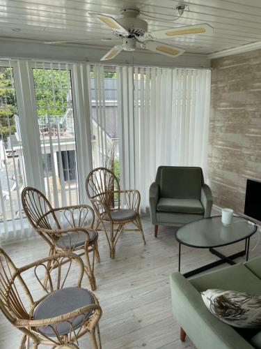 a living room with chairs and a couch and a table at Villa Båthamnsgatan in Söråker