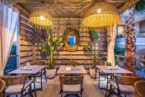 Reštaurácia alebo iné gastronomické zariadenie v ubytovaní Pefki Deluxe Residences
