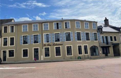 um grande edifício ao lado de uma rua em LE BON LABOUREUR em Moulins-Engilbert