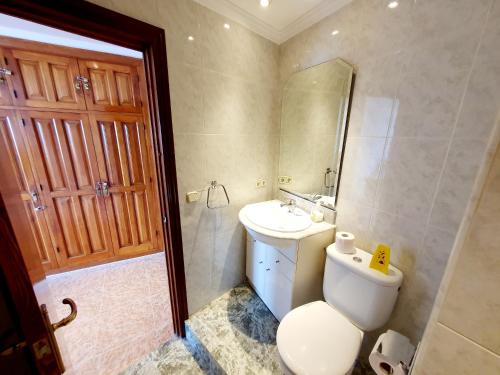 un baño con inodoro y lavabo en Luna Beach Seafront, en Cabopino