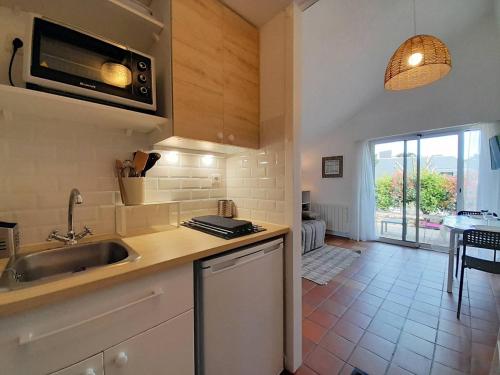 une cuisine avec un évier et un plan de travail dans l'établissement Studio à Carnac - Terrasse, Garage, Proche Plage et Thalasso - FR-1-477-185, à Carnac