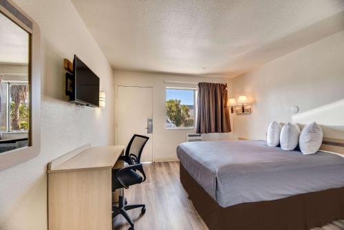 um quarto de hotel com uma cama e uma secretária em Econo Lodge Stockton near I-5 Fairgrounds em Stockton