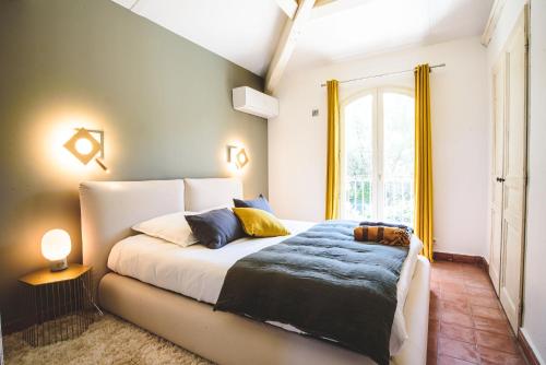 Een bed of bedden in een kamer bij Le Mas de Suzette