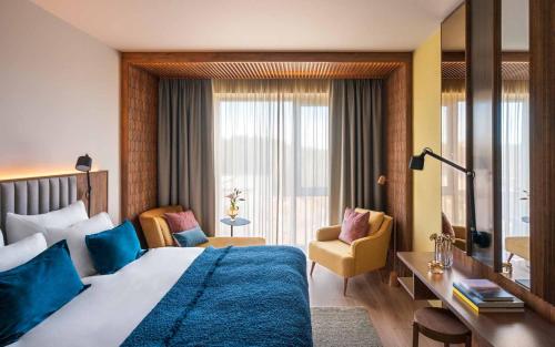 ein Hotelzimmer mit einem großen Bett und einem Fenster in der Unterkunft The Well in Kolbotn