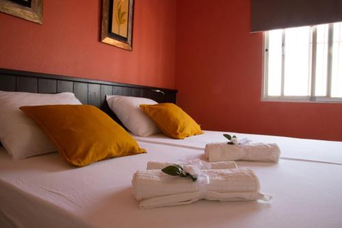 ein Schlafzimmer mit einem Bett mit Handtüchern darauf in der Unterkunft Casa Palma in Alhaurín de la Torre