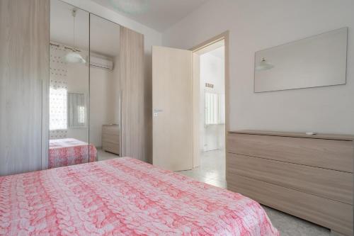 sypialnia z łóżkiem, komodą i telewizorem w obiekcie Casa Vacanze Salento w mieście Galatone
