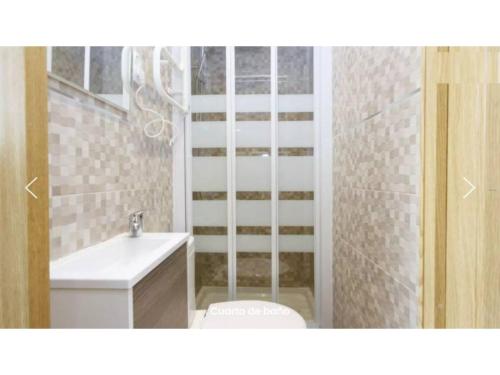 een badkamer met een toilet en een wastafel bij Estudio acogedor para 1-2 personas. WIFI L.CABRERA in Madrid