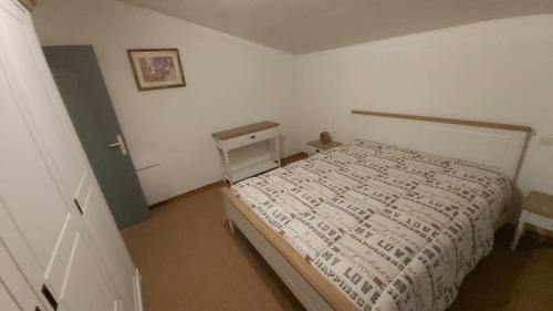 une petite chambre avec un lit et une table dans l'établissement Agréable maison spacieuse à la Tremblade, à La Tremblade