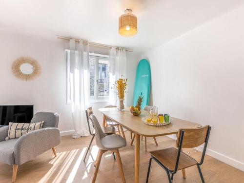 comedor con mesa y sillas en Apartment Charles Floquet by Interhome, en Biarritz