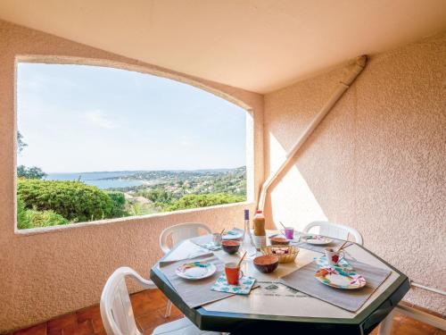 una mesa en una habitación con una ventana grande en Apartment Les Coteaux de la Nartelle-20 by Interhome, en Sainte-Maxime