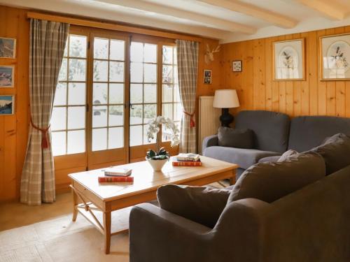 - un salon avec deux canapés et une table basse dans l'établissement Apartment Argentière 3 by Interhome, à Villars-sur-Ollon