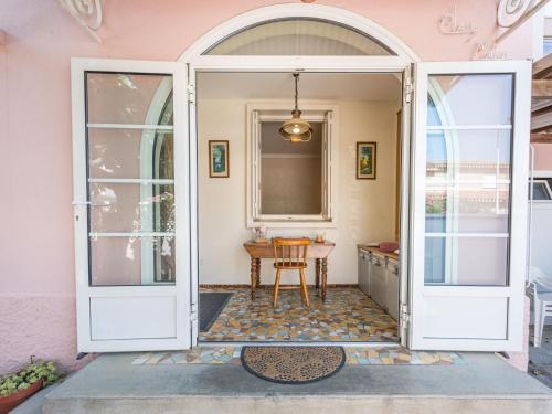 カネ・アン・ルシヨンにあるHoliday Home Canétoise Tixador by Interhomeのテーブル付きのパティオへ続く開放的なドア