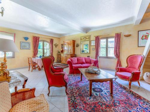 een woonkamer met rode meubels en een tafel bij Holiday Home La Noria by Interhome in Carpentras