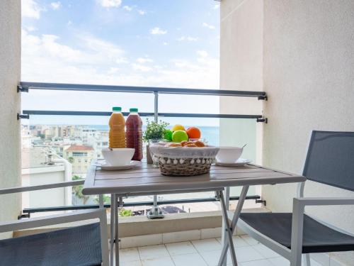 une table avec un bol de fruits sur un balcon dans l'établissement Studio Casino by Interhome, à Canet