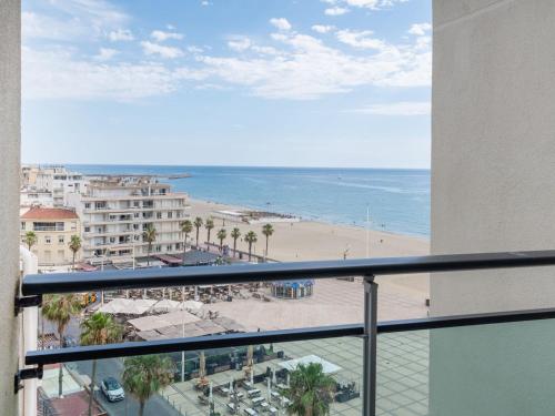 un balcon avec vue sur la plage et l'océan dans l'établissement Studio Casino by Interhome, à Canet