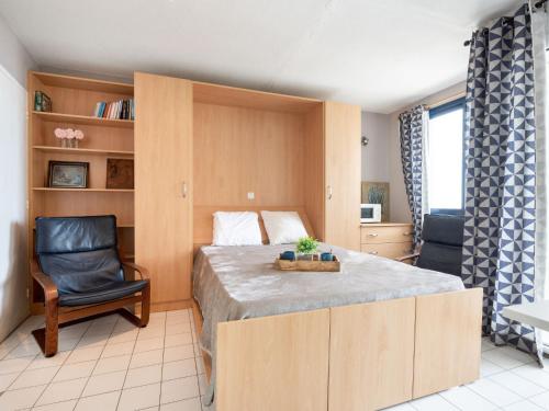 une chambre avec un lit et une chaise dans une pièce dans l'établissement Studio Casino by Interhome, à Canet
