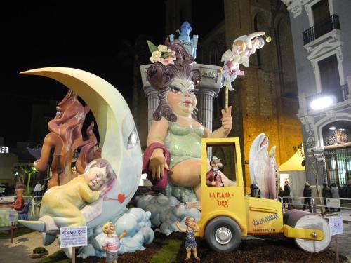 a statue of a woman sitting on the moon next to a truck at Hotel Beatriz in Burriana