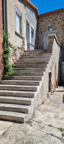 un conjunto de escaleras frente a un edificio en La mezzanine en Brassac-les-Mines