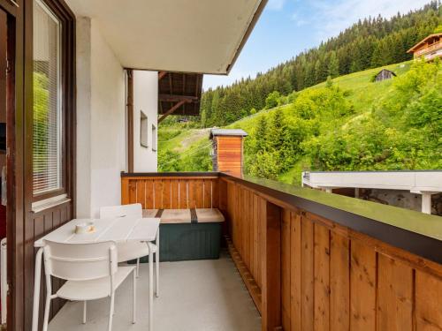 balcón con mesa, sillas y vistas en Apartment Sonnenhang-2 by Interhome, en Grünholzer