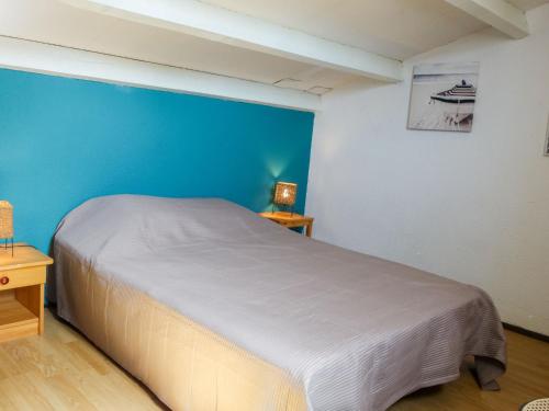 サン・シプリアン・プラージュにあるHoliday Home Mas del Sol by Interhomeの青い壁のドミトリールームのベッド1台分です。