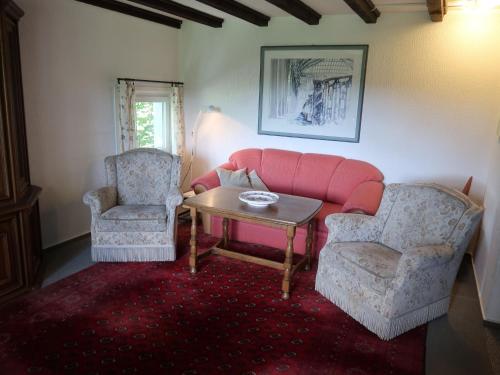 sala de estar con sofá rosa y 2 sillas en Apartment Blechnerhof-1 by Interhome en Hinterfalkau