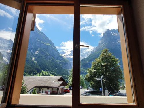 ein Fenster mit Bergblick in der Unterkunft Apartment Chalet Abendrot-15 by Interhome in Grindelwald