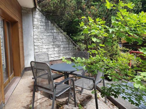 stół i krzesła na patio w obiekcie Apartment Chalet Abendrot-20 by Interhome w mieście Grindelwald