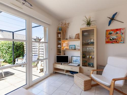 Habitación con escritorio, ordenador y ventana. en Holiday Home Oscar - HSM402 by Interhome, en Hauteville-sur-Mer