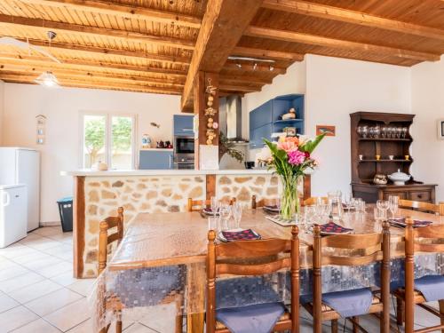 une cuisine et une salle à manger avec une table et des chaises dans l'établissement Holiday Home Les Mouettes by Interhome, à Hauteville-sur-Mer