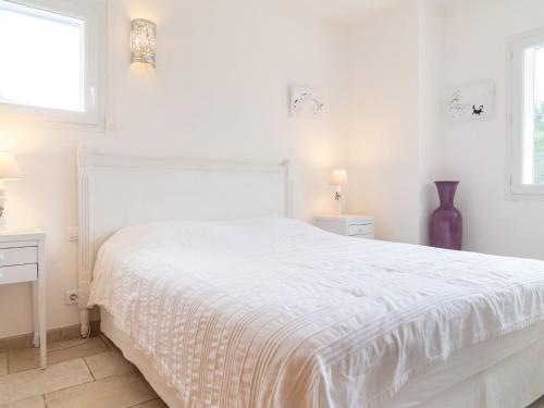 - une chambre blanche avec un lit blanc et 2 fenêtres dans l'établissement Holiday Home L'Esquirou by Interhome, à Draguignan