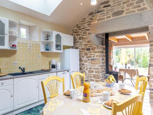 une cuisine avec une table avec de la nourriture dessus dans l'établissement Holiday Home Les Bambous by Interhome, à Guissény