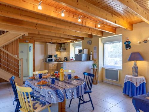 uma cozinha e sala de jantar com mesa e cadeiras em Holiday Home Ty Channed - PLC226 by Interhome em Plounévez-Lochrist