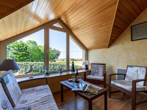 un salon avec une grande fenêtre et une table dans l'établissement Holiday Home Ty Channed by Interhome, à Plounévez-Lochrist