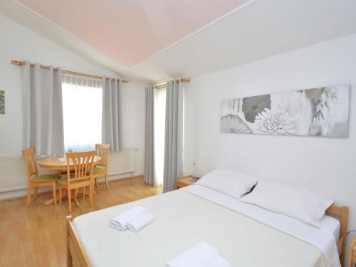Gallery image of Apartment Zwei Rosen - PUL551 by Interhome in Fondole