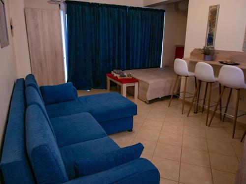 sala de estar con sofá azul y mesa en Castor - The Spartan Home, en Esparta
