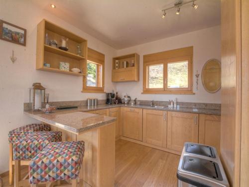 Una cocina o cocineta en Chalet Campanule by Interhome