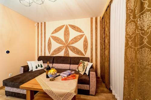 a living room with a couch and a table at Komfortowe domki na wynajem - Holiday Tatry in Poronin