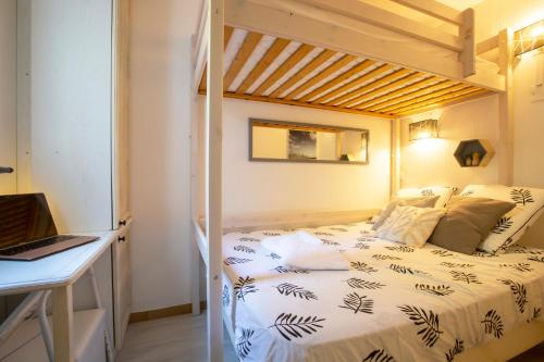 une chambre avec un lit et un bureau avec un ordinateur portable dans l'établissement Le TROPIK, Panoramic SEA view, Holiday resort, à Grimaud